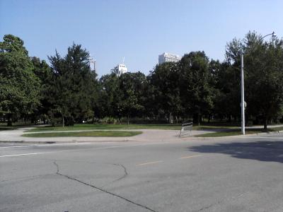 Ein gro&szlig;er und sch&ouml;ner Park in dem man sich von der Hektik der stadt erholen kann. In der Mitte des Parks steht eine gro&szlig;e Reiterstatue.